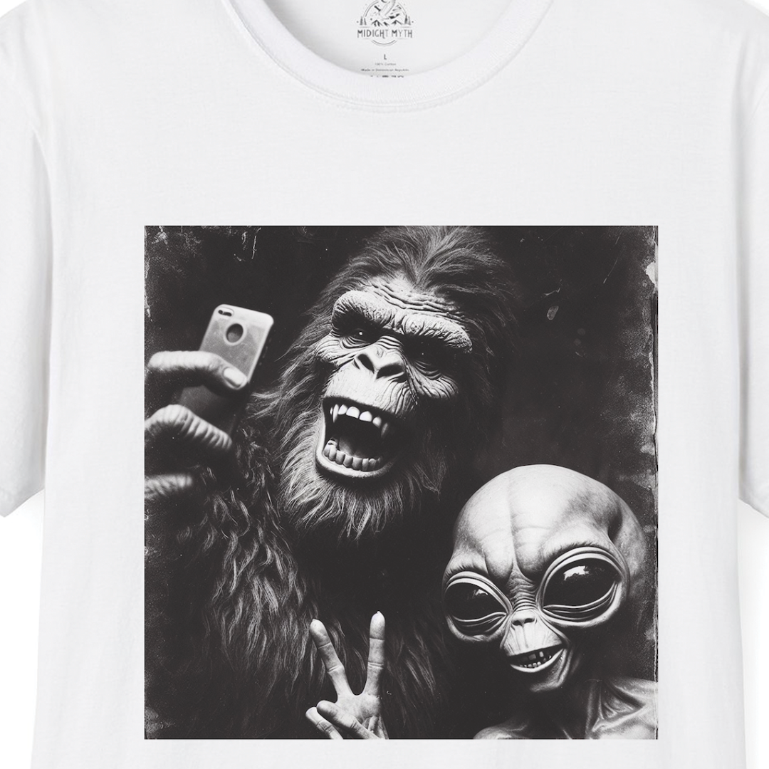 Vintage Selfie Alien Bigfoot Funny Men's Funny Cotton Tee: Black