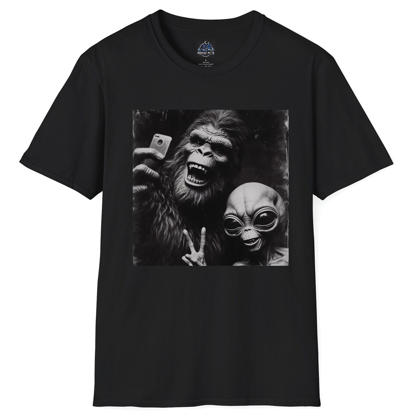 Vintage Selfie Alien Bigfoot Funny Men's Funny Cotton Tee: Black