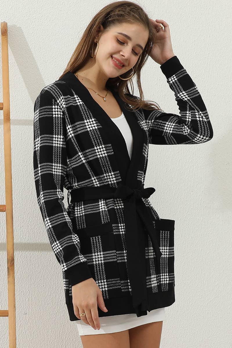 CWOCAL532_LONG SLEEVE SHORT ROVE CARDIGAN WITH POCKETS: BLACKWHITEPLAID