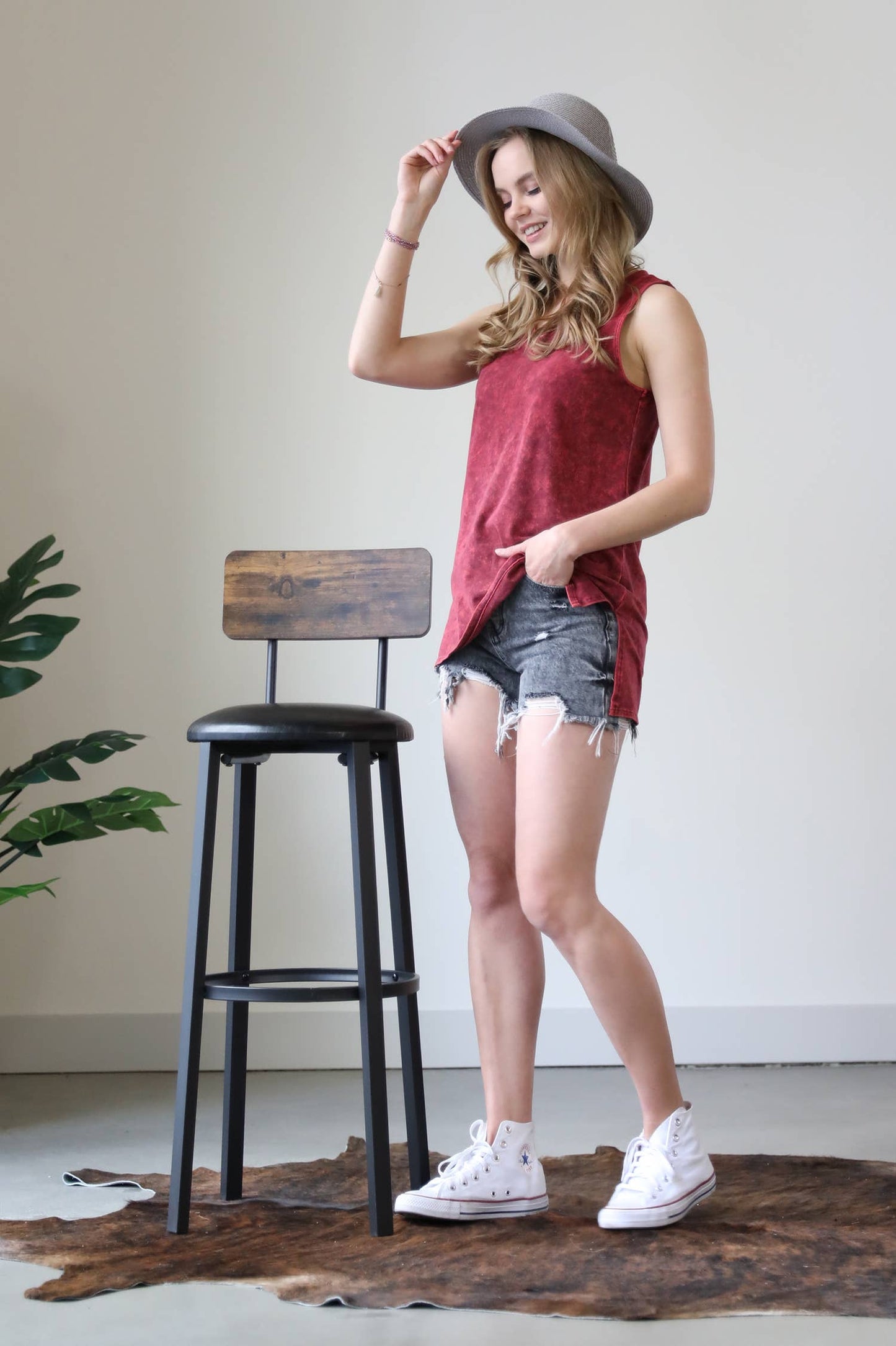 ....42POPS MINERAL WASH V-NECK TANK TOP: / CABERNET-111033