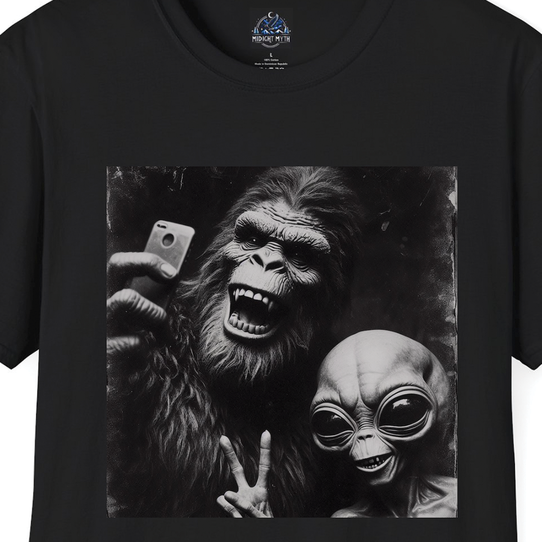Vintage Selfie Alien Bigfoot Funny Men's Funny Cotton Tee: Black