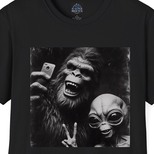 Vintage Selfie Alien Bigfoot Funny Men's Funny Cotton Tee: Black