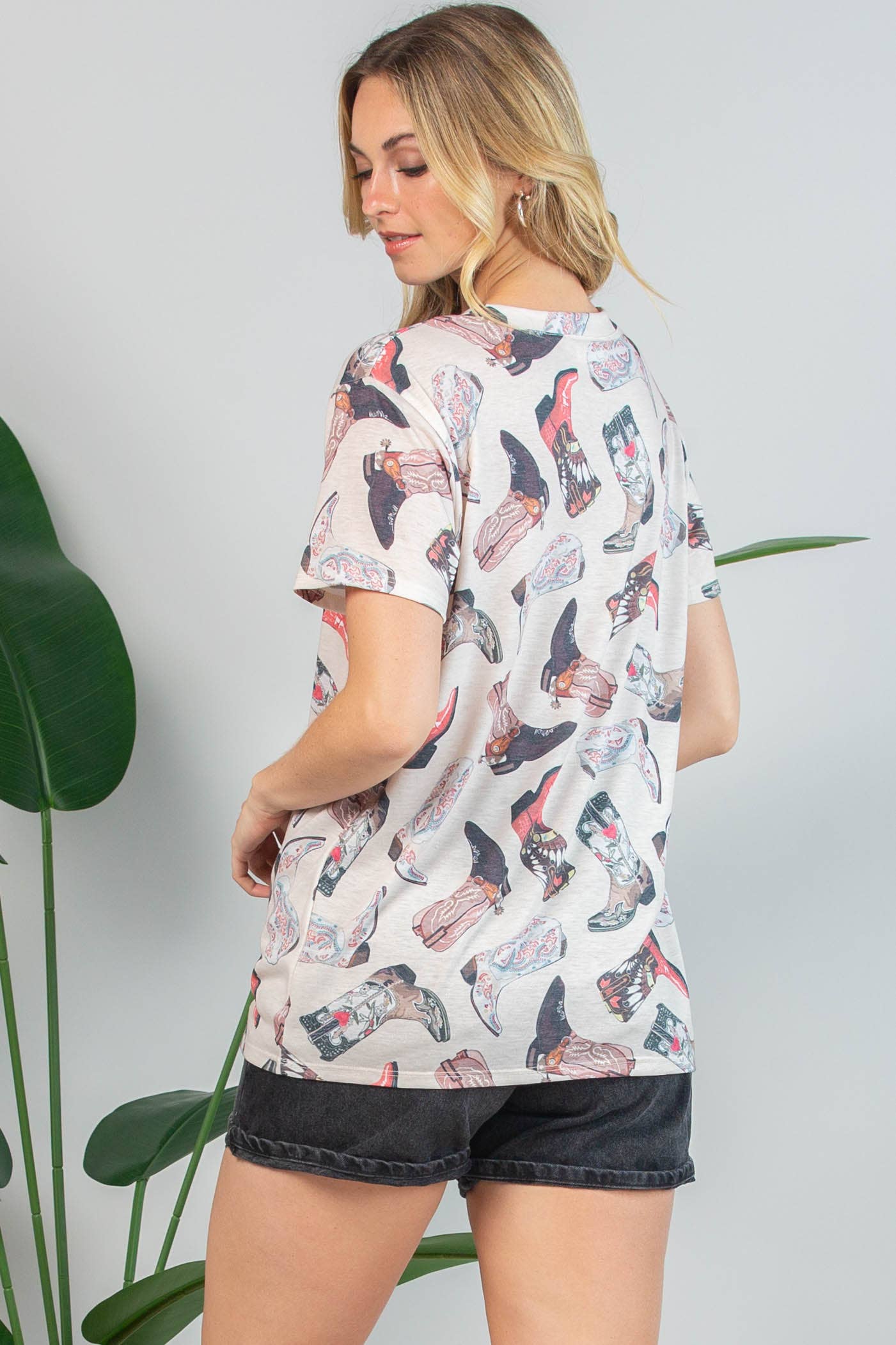 AV1205-KAILI WESTERN BOOTS PRINT T-SHIRT: Multi-Colored / Contemporary / XL