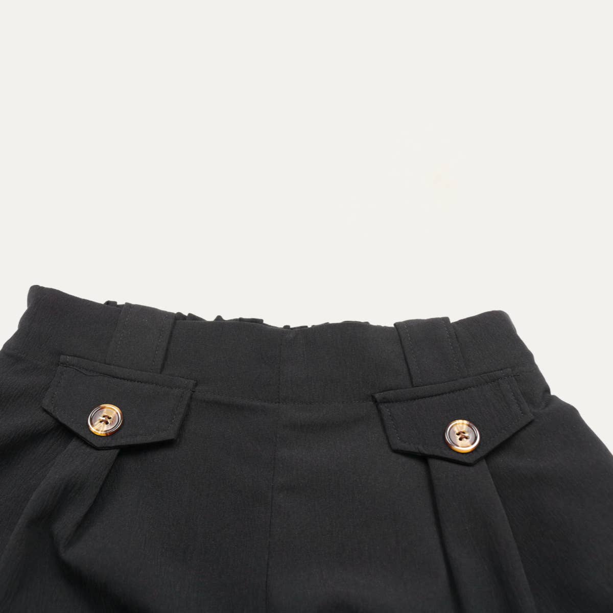 Relaxed Black High-Waisted Side Pockets Mini Shorts: Black